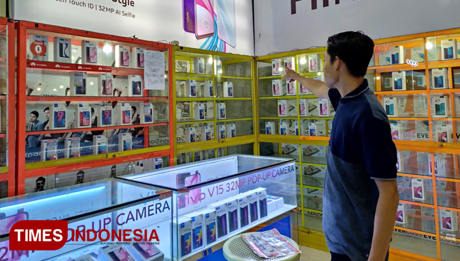Karyawan toko Bismar Ponsel saat menunjukan tempat kejadian perkara. (Foto: Erwin Wahyudi / TIMES Indonesia).