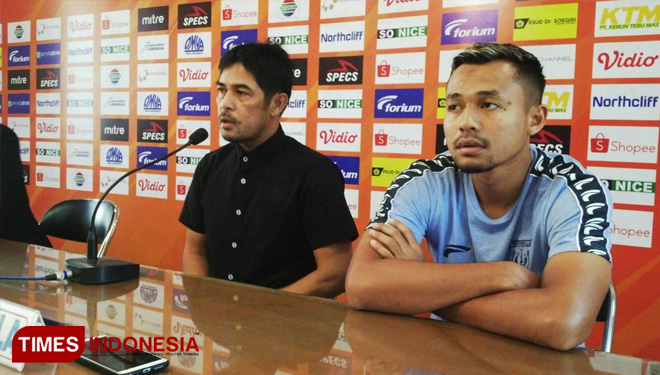Pelatih Persela Lamongan, Nil Maizar didampingi Arif Satria pada sesi konferensi pers jelang pertandingan, Rabu (10/7/2019). (FOTO: MFA Rohmatillah/TIMES Indonesia)