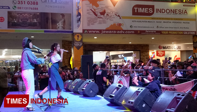 Penampilan personel JKT48 Franciska Sarahwati Puspa Dewi (vocal) dan Nadila Cindy Wantari disambut meriah  penonton. (Foto: Evita Mukharohmah/TIMES Indonesia)