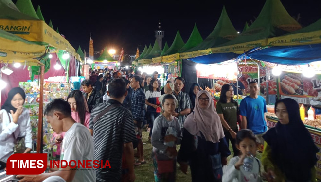 Pengunjung berjalan mengelilingi Stan Pasar Rakyat Kota Blitar, Rabu ( 10/7/2019). (Foto: Sholeh/TIMES Indonesia)