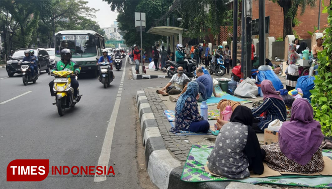 Suasana Ratusan Pencari Suaka Yang Menduduki Kawasan Trotoar Jalan Kebon Sirih, Jakarta Pusat (FOTO: Rizki Amana/TIMES Indonesia)