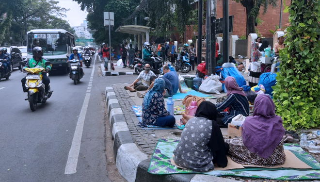 Para Pencari Suaka Yang Mendiami Trotoar Kawasan Jalan Kebon Sirih, Jakarta Pusat (FOTO: Rizki Amana/TIMES Indonesia)