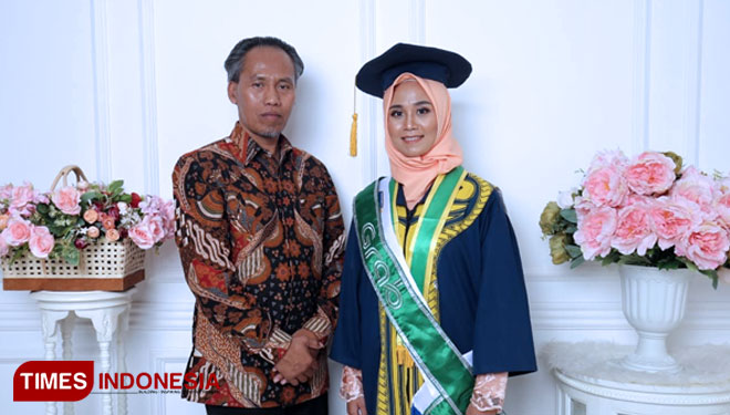 Rizky Aulia Hasyim bersama ayahnya usai menjalani wisuda di Kampus UII beberapa waktu lalu. (FOTO: Istimewa/TIMES Indonesia)