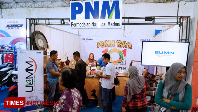 Stand pameran UKM PNM di Alun-alun Kota Madiun menampilkan produk usaha binaan. (Foto: Ervan Marwantaka/TIMES Indonesia)