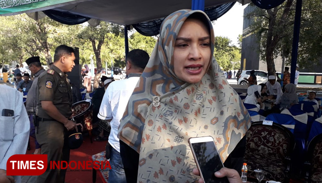 Bupati Probolinggo, Tantriana Sari saat diwawancarai di Objek Wisata Miniatur Kakbah (foto: Iqbal/TIMES Indonesia)