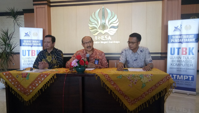 Wakil Rektor Bidang Akademik Unesa, Prof. Dr. Bambang Yulianto menyampaikan pengumuman SBMPTN Unesa Tahun 2019, Rabu (10/7/2019). (FOTO: Istimewa)