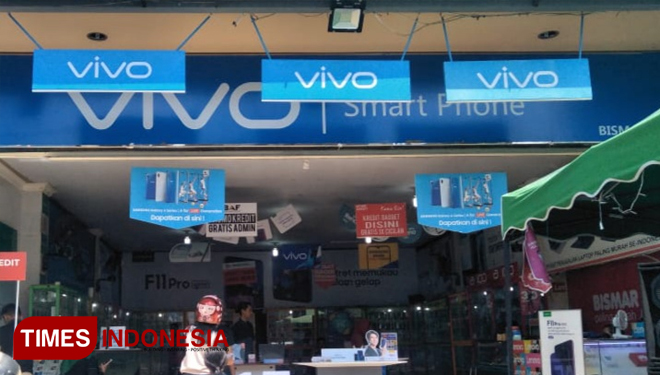 Sejumlah neon box selular merk Vivo di toko ponsel Bismar Genteng. (Foto: Syamsul Arifin/TIMES Indonesia)