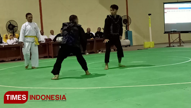 Atlet pencak silat Putra Indi Sangfananta meraih medali emas Porprov Jatim. (FOTO: Marhaban/TIMES Indonesia)