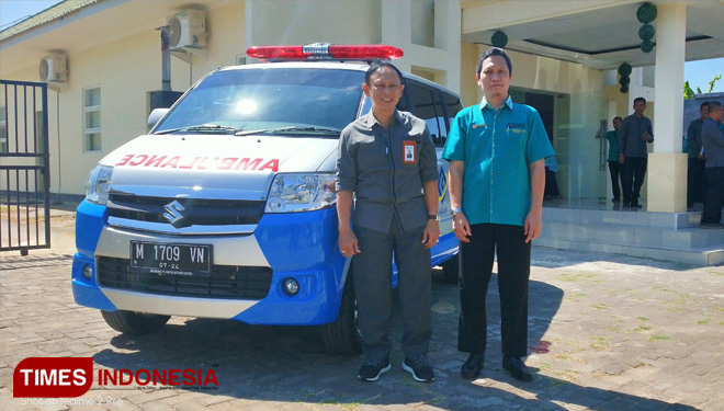 Dirkeu PT Garam, Anang Abdul Qoyyum serahkan 1 unit ambulans ke  Direksi RSI Garam Kalianget dr. Budi Herlambang, Kalianget, Rabu (10/07/19). (FOTO: Ridwan/TIMES Indonesia)