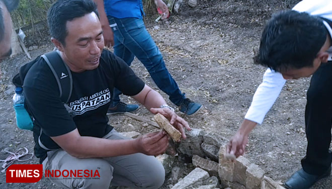 Arkeolog BPCB Trowulan Jatim, Wicaksono Adi Nugroho menunjukkan metode pasak yang digunakan dalam pembangunan Candi Patakan, Kamis (11/7/2019). (FOTO: MFA Rohmatillah/TIMES Indonesia)