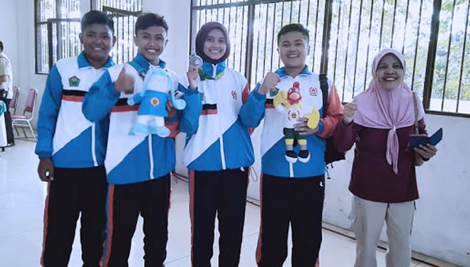 Atlet Kota Malang Trivia Cipta Kirana (tengah) berhasil mendapat medali perak dikelas air pistol woman 10 meter. (Foto: KONI Kota Malang)