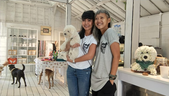 Nungky Budi Santoso and Nenden Syahro at the grand opening of Dog Grocer Cafe. (Picture by: Istimewa)
