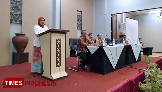 Kepala Dinas Pendidikan Kota Batu Eny Rachyuningsih saat memberikan sambutan dalam acara Workshop Penyusunan Program dan Dokumen Sekolah yang digelar SMPN 04 dan SMPN 06. (FOTO: AJP TIMES Indonesia)