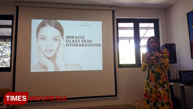 dr. Kadek Dewitini, Dipl. AAAM saat menjelaskan produk terbaru dari MIRACLE Aesthetic Clinic di program Miracle AnniverSALE (foto: Kadek Adi/TIMES Indonesia)