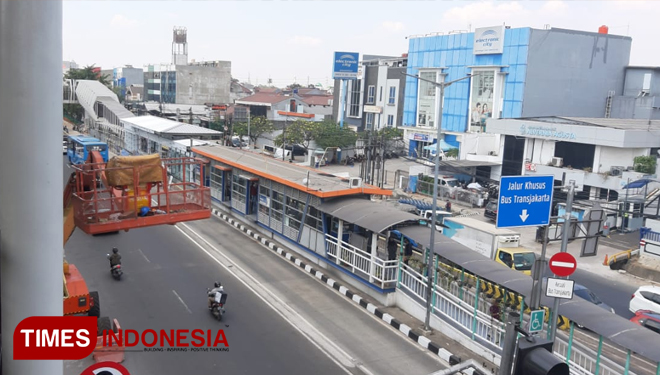 Skybridge Penghubung Moda Transportasi LRT Jakarta Dan Halte Transjakarta (FOTO: Rizki Amana/TIMES Indonesia)