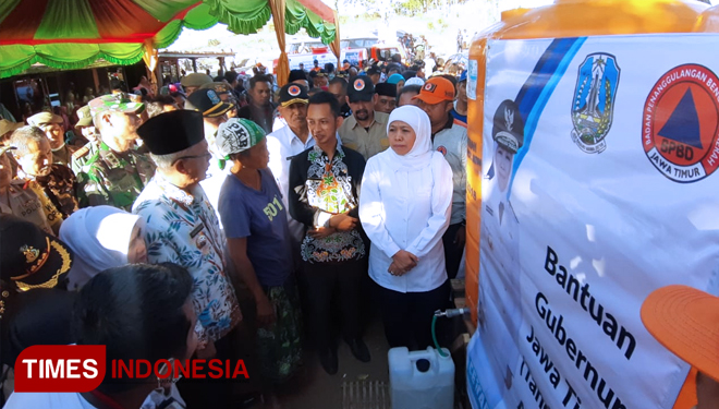 Gubernur Jawa Timur Khofifah Indar Parawansa saat memberikan bantuan langsung air bersih di Desa Gayam (FOTO: Moh Bahri/TIMES Indonesia)