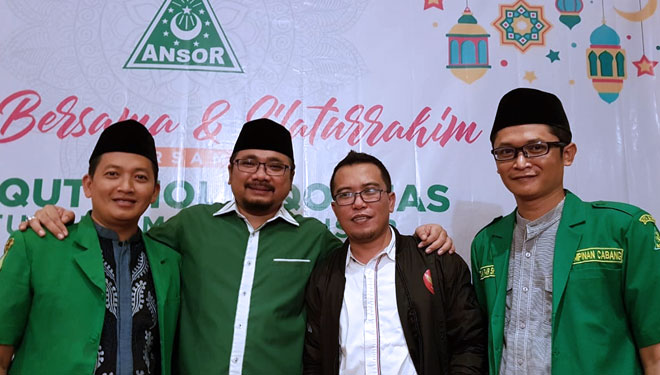 Husnul Hakim Syadad (dua dari kanan) saat bersama Ketum GP Ansor dan pengurus GP Ansor Kota Malang. (FOTO: Istimewa)