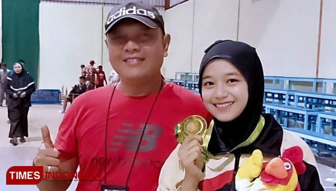 Marhaban Wartawan TimesIndonesia bersama pesilat Atalia Erika Pertiwi peraih medali emas Kelas A putri. (Foto: Marhaban/TIMES Indonesia)