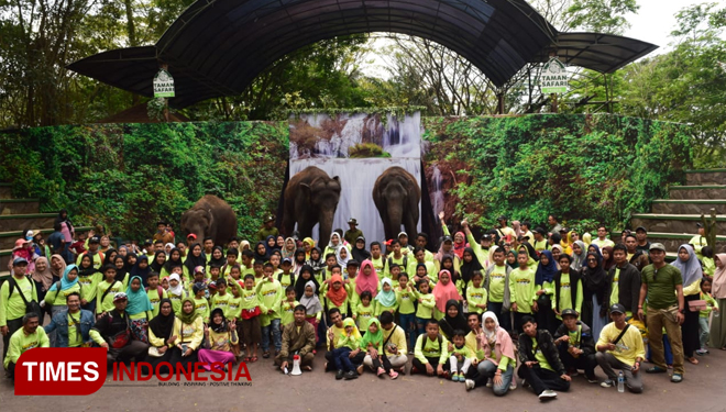 Para peserta Wisata Ceria Lazis Sabilillah berpose bersama di Taman Safari Prigen. (foto: times indonesia network)