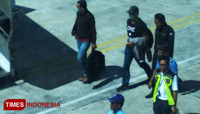 Gubernur Kepri, Nurdin Basirun (tiga dari kiri) saat digiring oleh KPK menuju tangga pesawat di Bandara Raja Haji Fisabilillah, Tanjungpinang, Kamis (11/7/2019) siang. (FOTO: Istimewa /TIMES Indonesia)