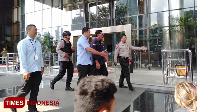 Gubernur Kepulauan Riau Nurdin Basirun tiba di gedung KPK RI. (FOTO: Edy junaidi ds/TIMES Indonesia)