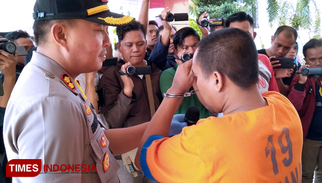 Tersangka AR saat diinterogasi Kapolres Probolinggo AKBP Eddwi Kurniyanto. (FOTO: Dicko W/TIMES Indonesia)