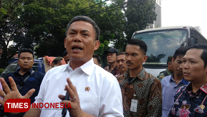 Ketua DPRD DKI Jakarta Prasetyo Edi Marsudi Saat Menemui Ratusan Pencari Suaka (FOTO : Rizki Amana/TIMES Indonesia)