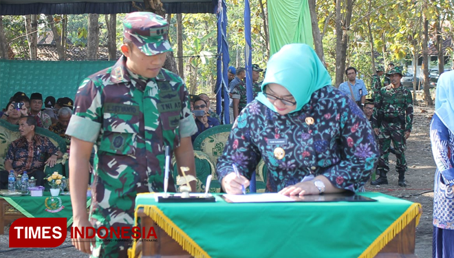 Bupati Sragen Kusdinar Untung Yuni Sukowati membuka TMMD Sengkuyung Kodim 0725 Sragen. (FOTO: Mukhtarul Hafidh/TIMES Indonesia)