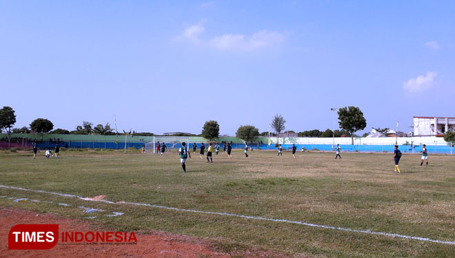 Pertandingan semi final sepak bola Porprov VI Jawa Timur, antara tim Kabupaten Tuban melawan Kota Malang, Kamis, (11/07/2019) (Foto: Achmad Choirudin/TIMES Indonesia)