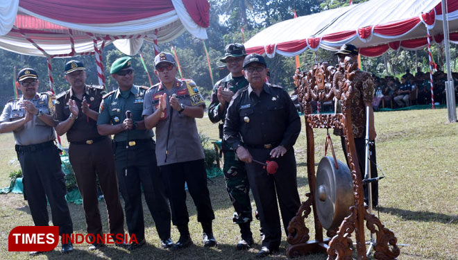 Bupati Blitar Rijanto didampingi  Forkopimda menabuh Gong sebagai simbol dibukanya TMMD 105 Kodim 0808/Blitar di Desa Karangbendo, Kecamatan Ponggok, Kamis (11/7/2019). (Foto: Sholeh/TIMES Indonesia)