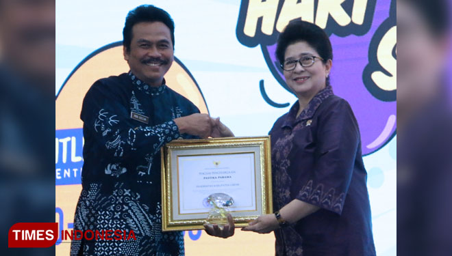 Wabup Gresik Moh Qosim (kiri) saat menerima penghargaan dari Kemenkes RI. (Foto: Humas Pemkab Gresik for TIMES Indonesia)