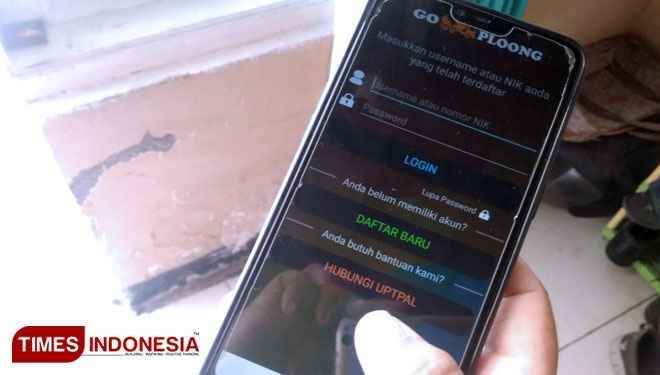 Warga saat menggunakan aplikasi Go Ploong. (Foto: Akmal/TIMES Indonesia)