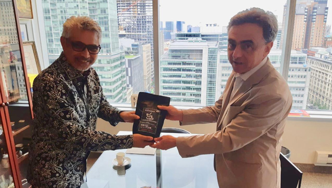 The Indonesian ambassador for Canada Abdul Kadir Jailani (left), deliver the Kopi Osing as a gift to Permanent Representative of Spain for ICAO, Victor Aguado. (Picture by: Istimewa/TIMES Indonesia)