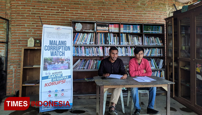 Divisi Monitoring Hukum dan Peradilan, MCW, Eki Maulana Ibrahim, saat pers rilis terkait korupsi Dinkes Kabupaten Malang  (foto: MCW for TIMES Indonesia)