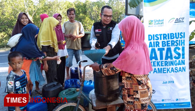Warga berbondong-bondong menikmati distribusi air bersih di Pamekasan. (FOTO: AJP TIMES Indonesia)