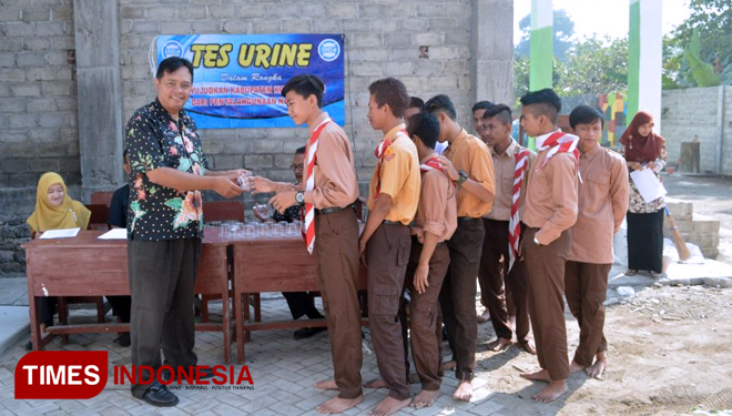 Kasi P2M Agung Tri Nugroho,ST,M.Kom pimpin pelaksanaan tes urin di MA Jabal Nur. (FOTO: AJP TIMES Indonesia)