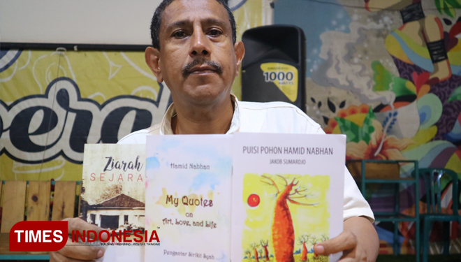 Hamid Nabhan bersama buku-buku karyanya, salah satunya adalah Puisi Pohon Hamid Nabhan yang menampilkan kegelisahan tentang kerusakan alam sekitar, Jumat (12/7/2019).(Foto: Lely Yuana/TIMES Indonesia)