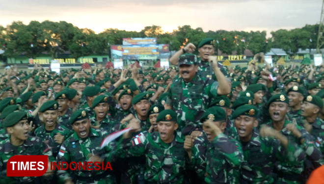 Panglima TNI Marsekal Hadi Tjahjanto saat diarak pasukan Satgas Pamtas RI-PNG Yonif Raider 509, Jumat (12/7/2019). (foto: Dody Bayu Prasetyo/TIMES Indonesia)