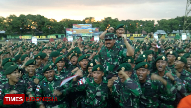 Panglima TNI Marsekal Hadi Tjahjanto diarak pasukan Satgas Pamtas RI-PNG Yonif Raider 509, Jumat (12/7/2019). (FOTO: Dody Bayu Prasetyo/TIMES Indonesia)