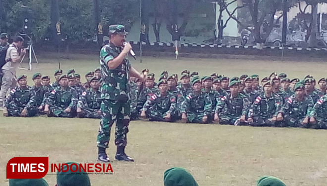 Panglima TNI Marsekal Hadi Tjahjanto saat memberikan pengarahan kepada 450 personel Satgas Pamtas RI-PNG Yonif Raider 509, Jumat (12/7/2019). (foto: Dody Bayu Prasetyo/TIMES Indonesia)