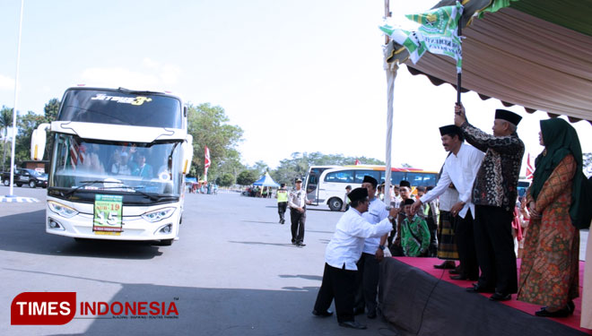 Plt Bupati Malang, Drs HM Sanusi, saat memberangkatkan JCH Kabupaten Malang (Foto  : Binar Gumilang/ TIMES Indonesia)