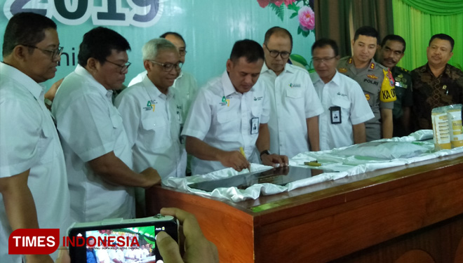 Direktur utama PT Petrokimia Gresik Rahmad Pribadi saat membubuhkan tandatangan saat peluncuran produk baru di Kompartemen Riset PG (FOTO: Akmal/TIMES Indonesia)