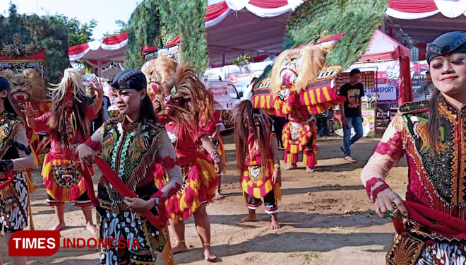The reog dance performance at one of many area in Ponorogo. (Picture by: Marhaban/TIMES Indonesia)
