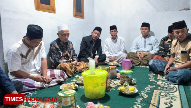 Bupati Bondowoso Drs KH Salwa Arifin (kopiah putih) saat menghadiri tahlilan hari ke-7 Thoriq Riski Maulidan (FOTO: Moh Bahri/TIMES Indonesia)