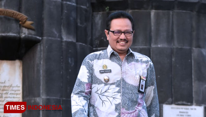 The vice Mayor of Yogjakarta Heroe Poerwadi walk on Catwalk. (Picture by: Diskominfo Pemkot Yogyakarta/TIMES Indonesia)