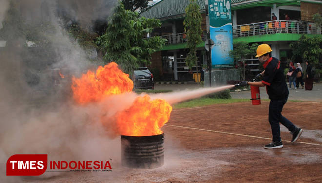 Mahasiswa Poltek Unisma Malang saat melakukan simulasi K3 kebakaran (Foto: Humas Poltek Unisma for TIMES Indonesia)