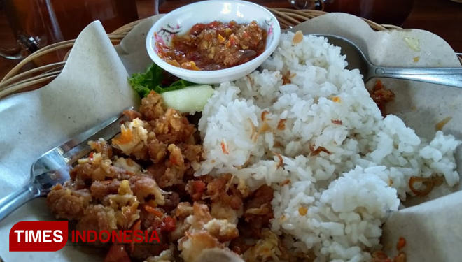 Ayam Geprek di alun-alun Kraksaan, Kabupaten Probolinggo, yang bikin ketagihan. (FOTO: Dicko W/TIMES Indonesia) 