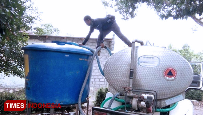 Petugas BPBD Kabupaten Malang saat mengecek truk tangki air dan tandon air guna mengantisipasi kekeringan. (Foto : BPBD Kabupaten Malang for TIMES Indonesia
