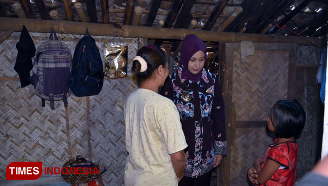Bupati Jember dr Faida saat mengunjungi salah satu rumah warga yang tidak layak huni di Desa Randuagung, Sabtu (13/7/2019). (foto: Humas Pemkab Jember for TIMES Indonesia)