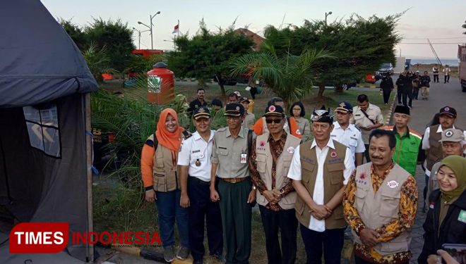 Letnan Jenderal Doni Monardo bersama Kalaksa BPBD Jatim, Sunan Wahyudiono, Kepala Bakorwil Tjahjo Widodo, dan Kalaksa BPBD Banyuwangi, Fajar Suasana, Jumat (12/7/2019). (FOTO: Suhardi Atika/TIMES Indonesia)